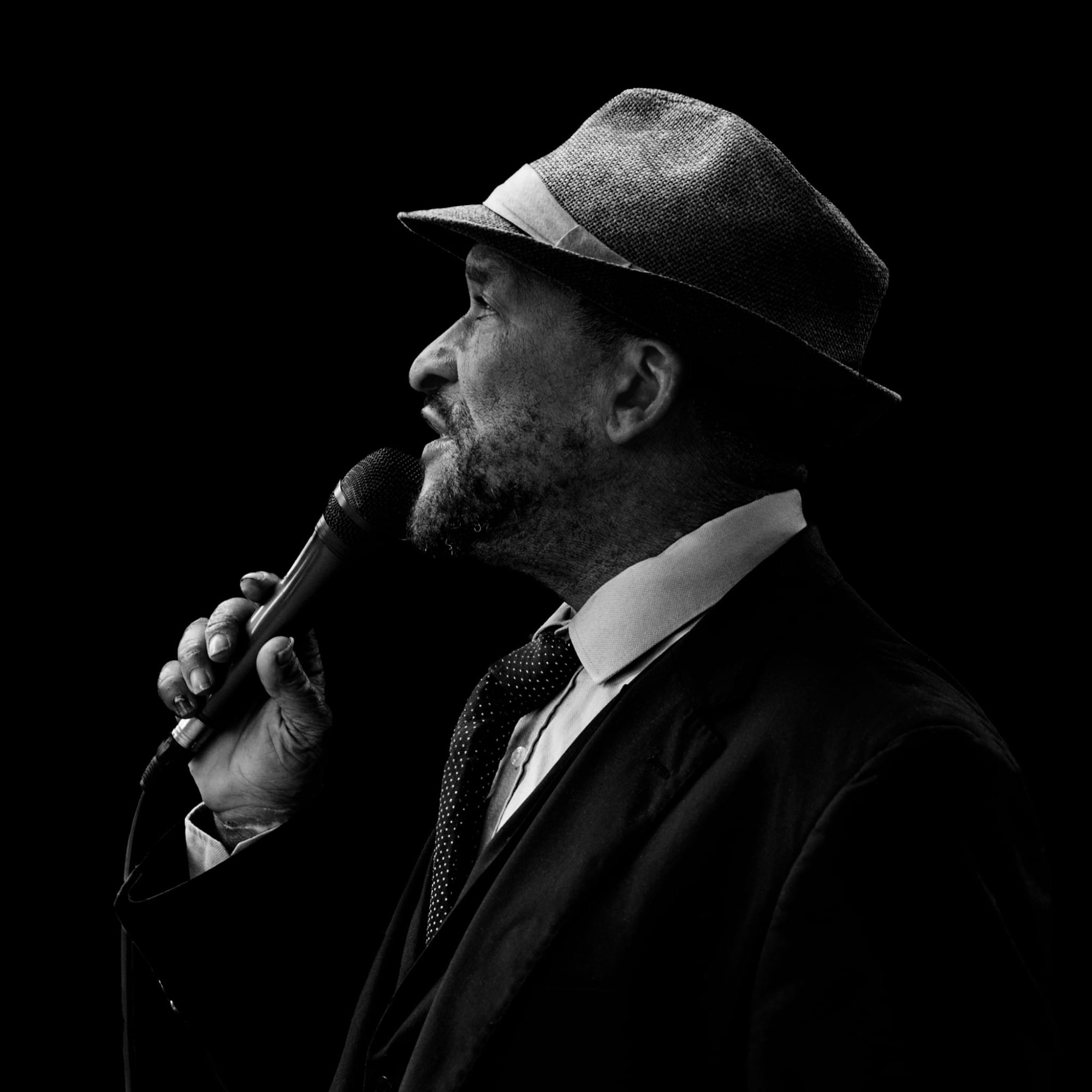 Dorian Johnstone performing